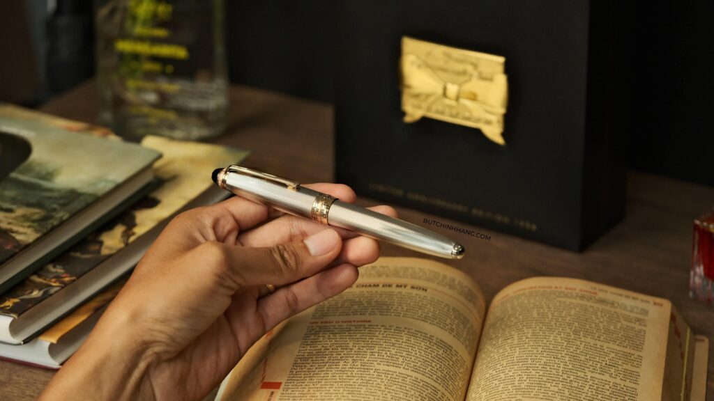 Holding in hand the Montblanc Meisterstuck Solitaire Legrand Limited Anniversary Edition 1924 Rollerball Pen 75231 - holding in hand the Montblanc Meisterstuck Solitaire Legrand Limited Anniversary Edition 1924 Rollerball Pen 75233