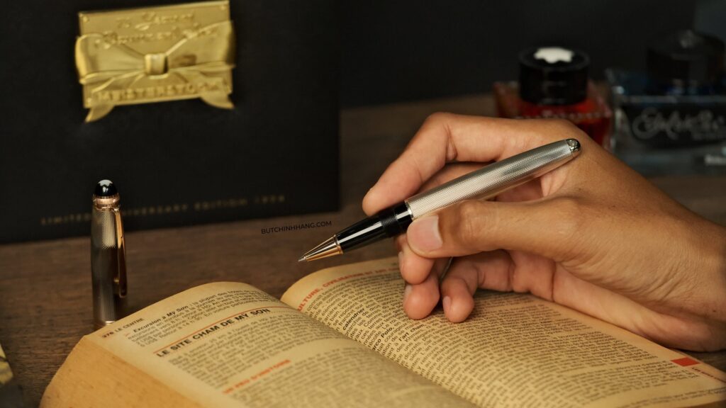Holding in hand the Montblanc Meisterstuck Solitaire Legrand Limited Anniversary Edition 1924 Rollerball Pen 75231 - holding in hand the Montblanc Meisterstuck Solitaire Legrand Limited Anniversary Edition 1924 Rollerball Pen 75234