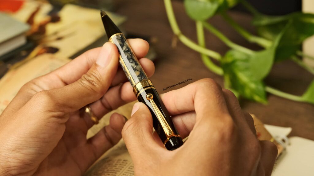 Chiếc bút bi Montblanc Alexandre Dumas Writers Edition Limited - một tác phẩm nghệ thuật để tạo ra nghệ thuật - chiec but bi montblanc alexandre dumas writers edition limited mot tac pham nghe thuat de tao ra nghe thuat