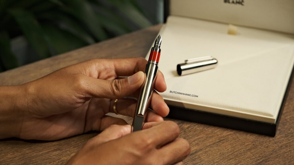 Khám phá vẻ đẹp đích thực của Montblanc M RED Signature - Màu đỏ của sự tận tâm - kham pha ve dep dich thuc cua montblanc m red signature mau do cua su tan tam 1
