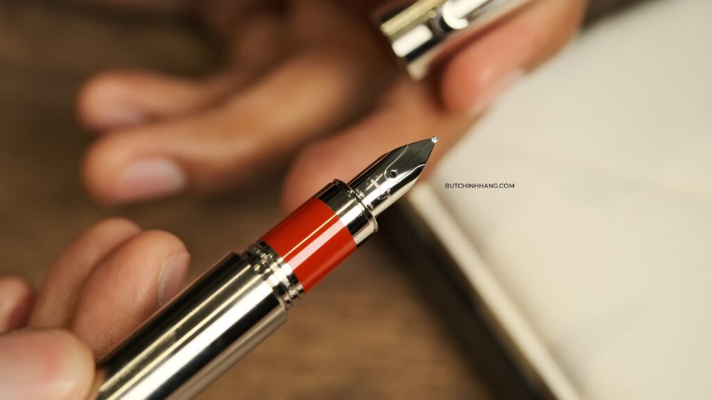 Khám phá vẻ đẹp đích thực của Montblanc M RED Signature - Màu đỏ của sự tận tâm - kham pha ve dep dich thuc cua montblanc m red signature mau do cua su tan tam 2