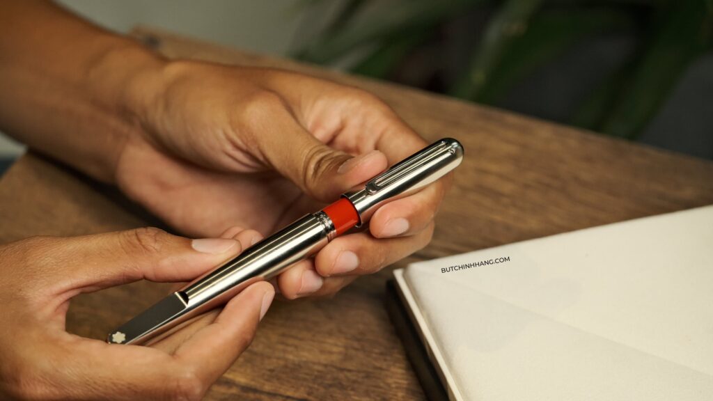 Khám phá vẻ đẹp đích thực của Montblanc M RED Signature - Màu đỏ của sự tận tâm - kham pha ve dep dich thuc cua montblanc m red signature mau do cua su tan tam 3