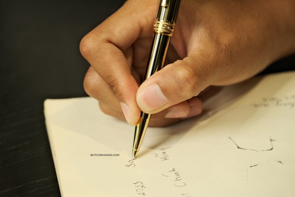 Tinh tế và sang trọng, Bút Montblanc Meisterstuck Solitaire Gold & Black Ballpoint Pen, một biểu tượng đáng kinh ngạc đến từ Montblanc - tinh te va sang trong but montblanc meisterstuck solitaire gold amp black ballpoint pen mot bieu tuong dang kinh ngac den tu montblanc 1