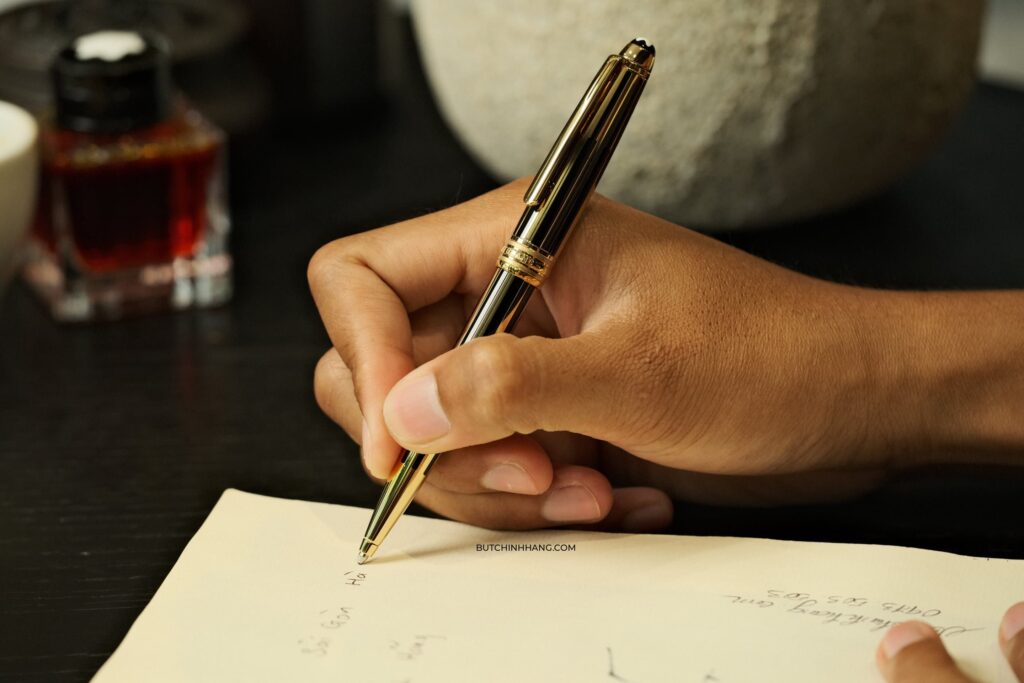 Tinh tế và sang trọng, Bút Montblanc Meisterstuck Solitaire Gold & Black Ballpoint Pen, một biểu tượng đáng kinh ngạc đến từ Montblanc - tinh te va sang trong but montblanc meisterstuck solitaire gold amp black ballpoint pen mot bieu tuong dang kinh ngac den tu montblanc