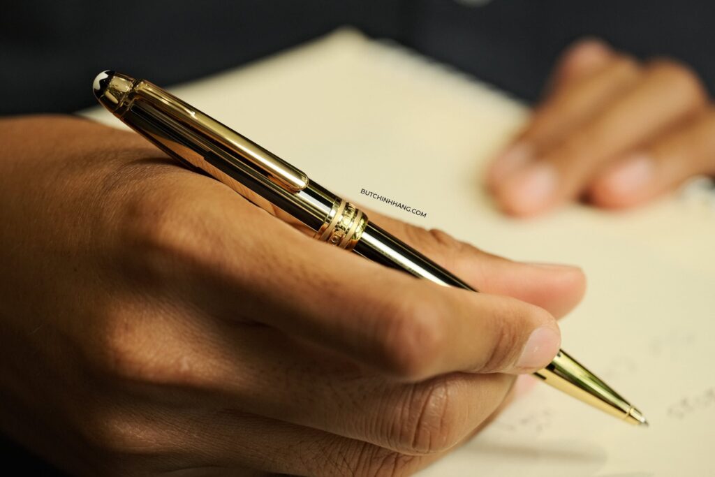Tinh tế và sang trọng, Bút Montblanc Meisterstuck Solitaire Gold & Black Ballpoint Pen, một biểu tượng đáng kinh ngạc đến từ Montblanc - tinh te va sang trong but montblanc meisterstuck solitaire gold amp black ballpoint pen mot bieu tuong dang kinh ngac den tu montblanc 2