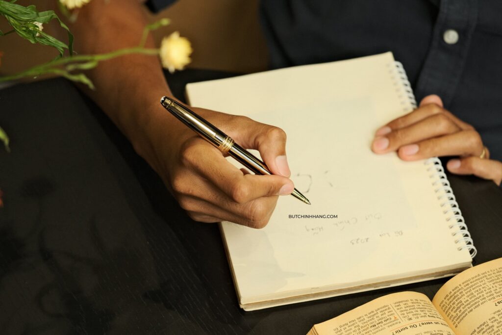 Tinh tế và sang trọng, Bút Montblanc Meisterstuck Solitaire Gold & Black Ballpoint Pen, một biểu tượng đáng kinh ngạc đến từ Montblanc - tinh te va sang trong but montblanc meisterstuck solitaire gold amp black ballpoint pen mot bieu tuong dang kinh ngac den tu montblanc 3