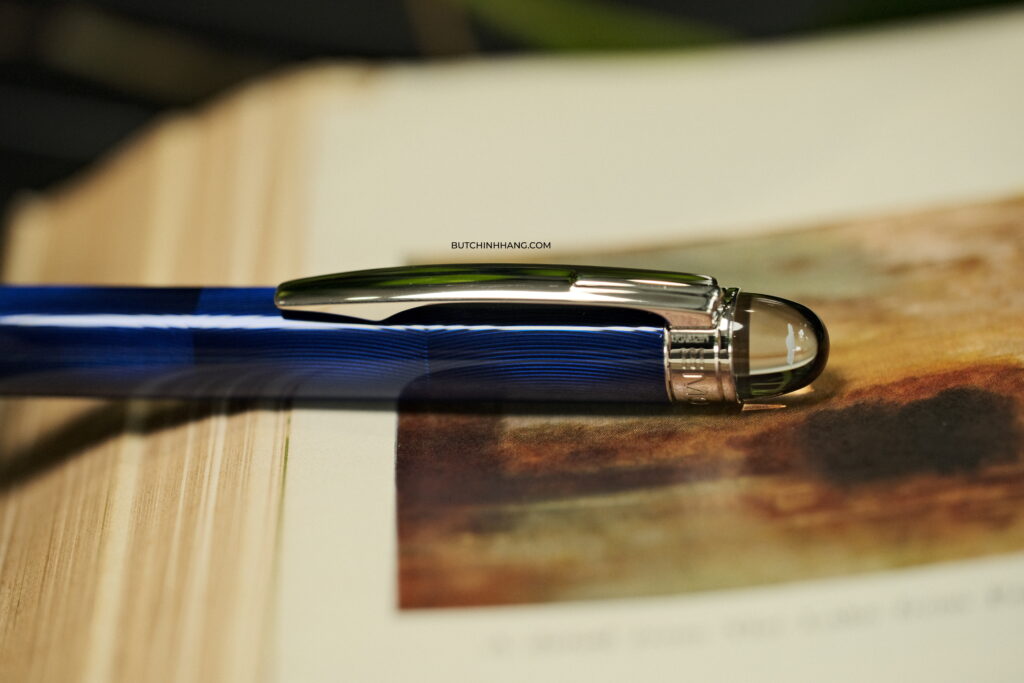 Những đường vân lấp lánh ẩn dưới lớp sơn mài xanh trên mẫu bút Montblanc Starwalker Cool Blue Ballpoint Pen 9979 DSCF4378