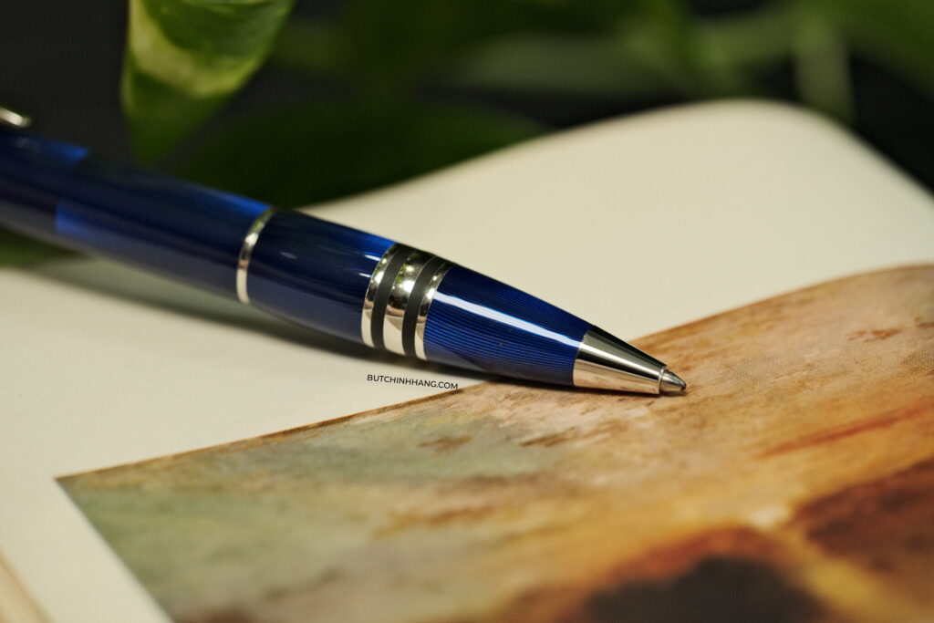 Những đường vân lấp lánh ẩn dưới lớp sơn mài xanh trên mẫu bút Montblanc Starwalker Cool Blue Ballpoint Pen 9979 DSCF4379