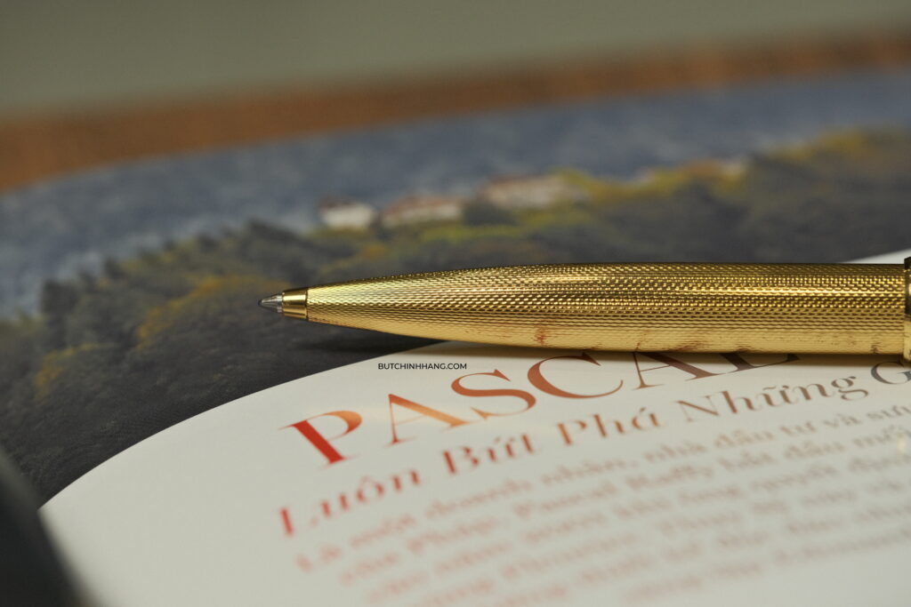Mẫu bút cực kỳ hiếm gặp ở thời điểm hiện tại - Bút Montblanc Meisterstuck Solitaire Barley Corn Gold Plated BallPoint Pen 1644 DSCF4507