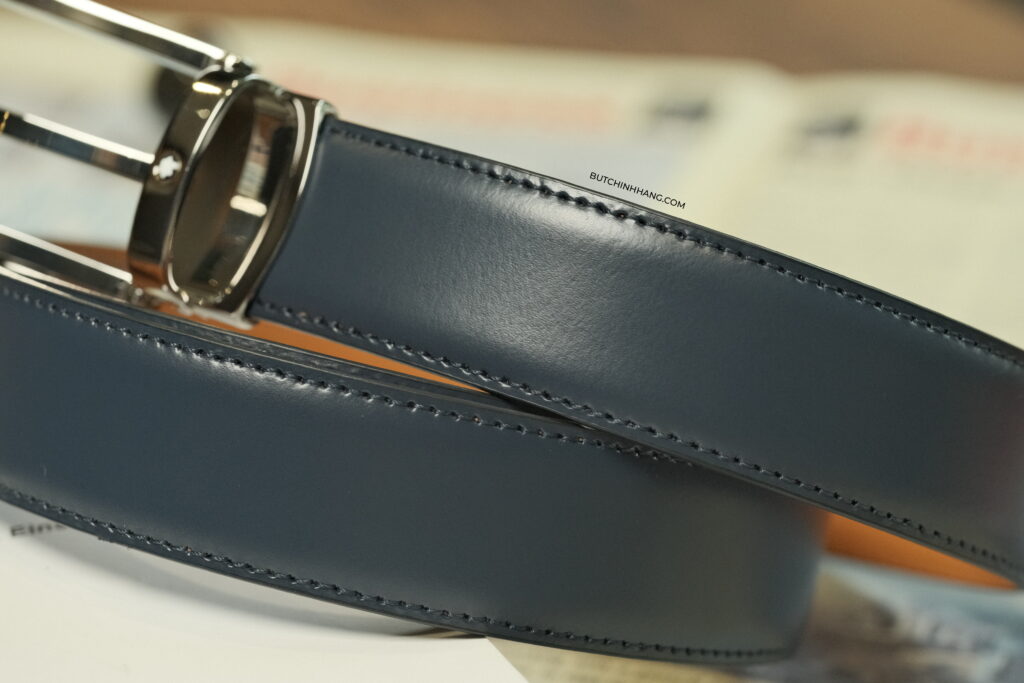 Chiếc thắt lưng với màu xanh đặc trưng - Montblanc Rectangular Shiny Stainless Steel Pin Buckle Blue Smooth Leather 118419  DSCF4512