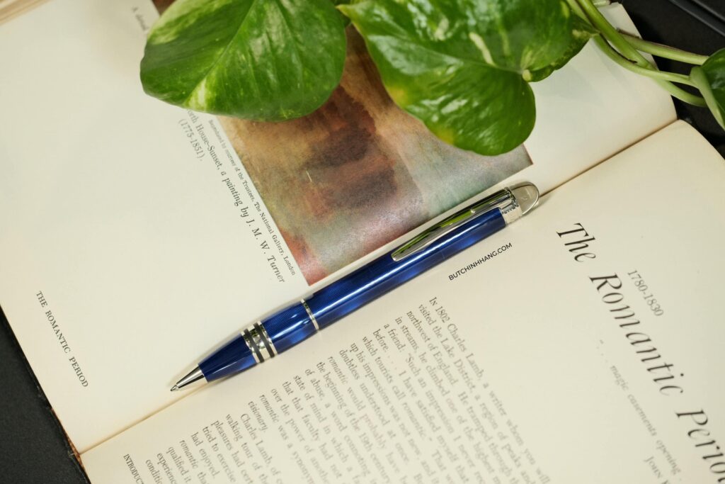 Những đường vân lấp lánh ẩn dưới lớp sơn mài xanh trên mẫu bút Montblanc Starwalker Cool Blue Ballpoint Pen 9979 - nhung duong van lap lanh an duoi lop son mai xanh tren mau but montblanc starwalker cool blue ballpoint pen 9979
