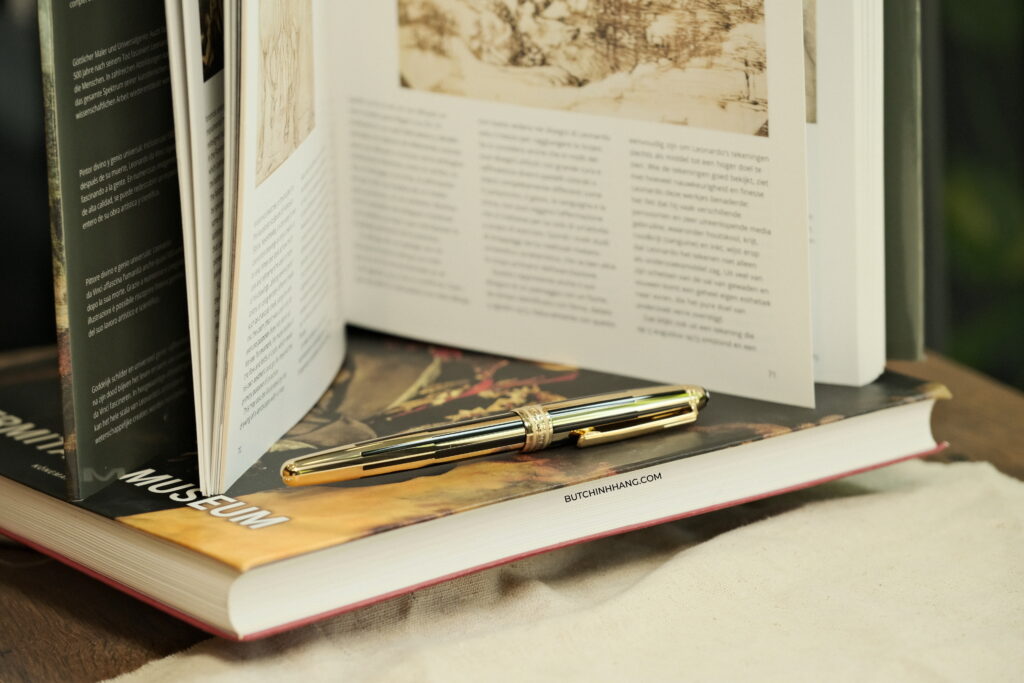 Sự cao cấp đến từng chi tiết của mẫu bút Montblanc Meisterstuck Solitaire Gold & Black Rollerball Pen 35982 DSCF4902