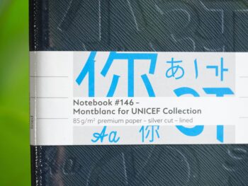 Sổ da Montblanc Fine Stationery Notebook 146 UNICEF Blue lined 116211 với chất liệu da mềm màu xanh được sản xuất tại Ý, chất liệu giấy 100% cellulose, không tráng phủ, thân thiện với môi trường. Đây phiên bản sổ da mà Montblanc dành riêng cho BST UNICEF, với bìa sổ có chữ cái đầu tiên trong mỗi bảng chữ cái mà trẻ em trên toàn thế giới đã học. Thiết kế giấy kẻ sọc ngang với 96 tờ/192 trang có logo Montblanc, kích thước 150*210mm, định lượng 85g/m2. 6 Sổ da Montblanc Fine Stationery Notebook 146 UNICEF Blue lined 116211 - so da montblanc fine stationery notebook 146 unicef blue lined 116211 scaled