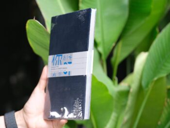 Sổ da Montblanc Fine Stationery Notebook 146 UNICEF Blue lined 116211 với chất liệu da mềm màu xanh được sản xuất tại Ý, chất liệu giấy 100% cellulose, không tráng phủ, thân thiện với môi trường. Đây phiên bản sổ da mà Montblanc dành riêng cho BST UNICEF, với bìa sổ có chữ cái đầu tiên trong mỗi bảng chữ cái mà trẻ em trên toàn thế giới đã học. Thiết kế giấy kẻ sọc ngang với 96 tờ/192 trang có logo Montblanc, kích thước 150*210mm, định lượng 85g/m2. 9 Sổ da Montblanc Fine Stationery Notebook 146 UNICEF Blue lined 116211 - so da montblanc fine stationery notebook 146 unicef blue lined 116213 scaled