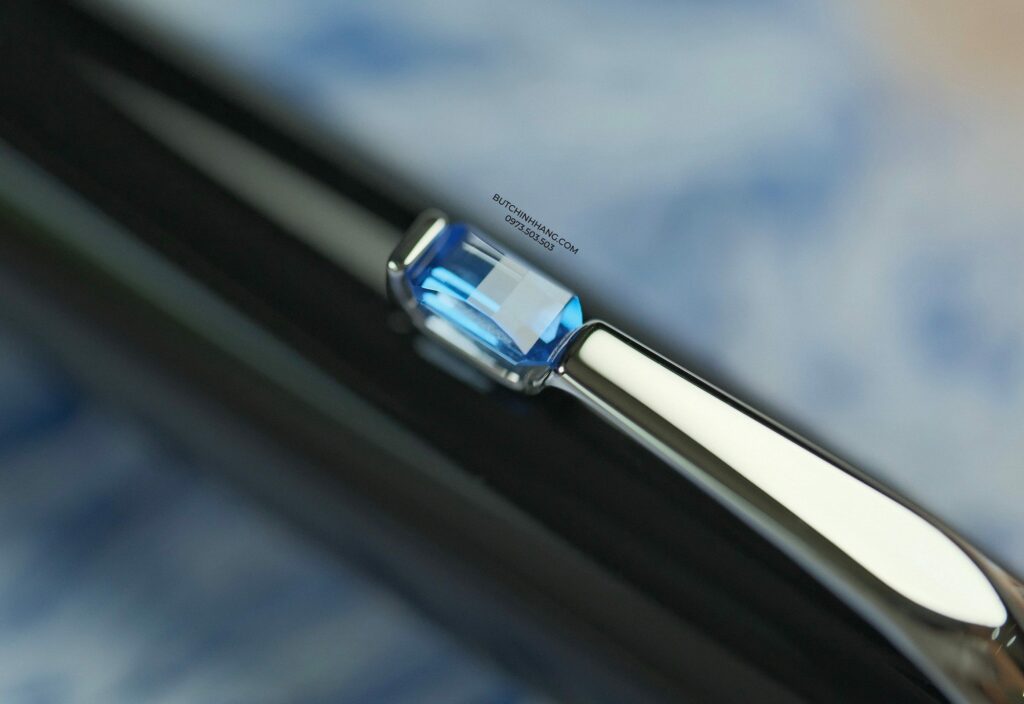 Viên đá Sapphire trên mẫu bút Boheme nhỏ nhắn - Món quà đầy giá trị nhân dịp 20/10 - vien da sapphire tren mau but boheme nho nhan mon qua day gia tri nhan dip 2010