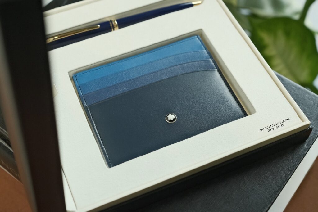 Một sự kết hợp trông quen mà lạ giữa bộ đôi bút Generation Blue và chiếc ví Pocket Holder Navy. - DSCF0023