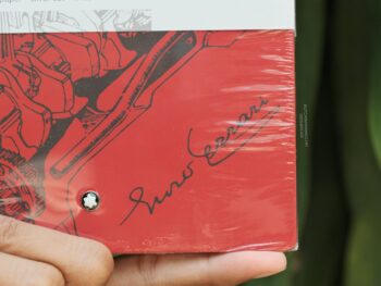 Sổ da Montblanc Notebook 146 Great Characters Enzo Ferrari 128067 với chất liệu là da thật được sản xuất tại Ý, chất liệu giấy 100% cellulose, không tráng phủ, thân thiện với môi trường. Thiết kế giấy kẻ sọc ngang, 96 tờ/192 trang, kích thước 150*210mm (tương đương khổ giấy A5), định lượng 85g/m2. 6 Sổ da Montblanc Notebook 146 Great Characters Enzo Ferrari 128067 - so da montblanc notebook 146 great characters enzo ferrari 128071 scaled