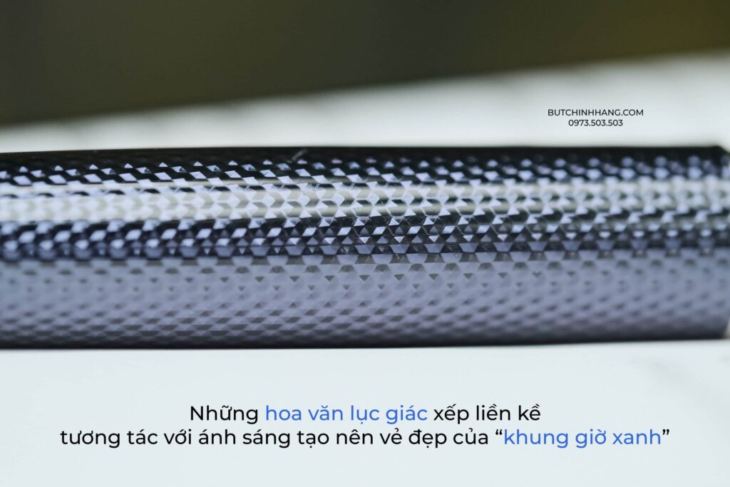 Blue Hour - Phiên bản Legrand sơn mài đầy giá trị - blue hour phien ban legrand son mai day gia tri 1