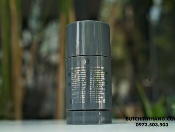 Thuộc dòng sản phẩm Montblanc Explorer rất thành công của Montblanc, lăn khử mùi Montblanc Explorer Deodorant Stick 2.5 oz (75g) giúp ngăn tiết mồ hôi, khử mùi hiệu quả, tăng thêm phần tự tin cho nam giới. Lăn ngăn mùi là sự kết hợp giữa hương thơm trái cây như cam, hồng tiêu hoà hợp cùng hương da thuộc ấm nồng, cuối cùng đọng lại là gỗ Akigalawood và hương Ambroxan cuốn hút. 5 Lăn khử mùi Montblanc Explorer Deodorant Stick 2.5 oz (75g) - lan khu mui montblanc explorer deodorant stick 2.5 oz 75g scaled