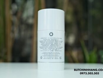 Lăn khử mùi Montblanc Legend Spirit Deodorant Stick 2.5 oz (75g) là phiên bản có hương thơm thuộc nhóm Woody Aromatic (Hương gỗ thơm), giúp ngăn tiết mồ hôi, khử mùi hiệu quả, tăng thêm phần tự tin cho nam giới. Lăn ngăn mùi là sự kết hợp giữa hương thơm hồng tiêu, quả bưởi hoà hợp cùng hoa oải hương, đồng thời còn có hương thơm của rêu sồi và xạ hương ấm áp và mãnh liệt. 3 Lăn khử mùi Montblanc Legend Spirit Deodorant Stick 2.5 oz (75g) - lan khu mui montblanc legend spirit deodorant stick 2.5 oz 75g 1 scaled