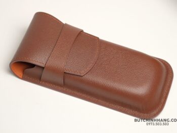 Khác hẳn với các chất liệu thường thấy của Montblanc như da bê Full Grain truyền thống, hoặc gần đây là da bê vân Saffiano thời trang. Bút Chính Hãng sẽ mang đến một lựa chọn mới, bao da Handmade chế tác từ da bò, được dập vân Epsom, với các ưu điểm như chống nước, hạn chế trầy xước, và đặc biệt dễ vệ sinh trong quá trình sử dụng. 15 Bao Da 3 Bút Handmade Nâu - Ảnh 8