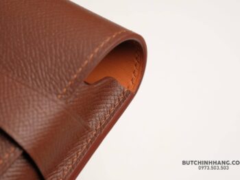 Khác hẳn với các chất liệu thường thấy của Montblanc như da bê Full Grain truyền thống, hoặc gần đây là da bê vân Saffiano thời trang. Bút Chính Hãng sẽ mang đến một lựa chọn mới, bao da Handmade chế tác từ da bò, được dập vân Epsom, với các ưu điểm như chống nước, hạn chế trầy xước, và đặc biệt dễ vệ sinh trong quá trình sử dụng. 14 Bao Da 3 Bút Handmade Nâu - Ảnh 7