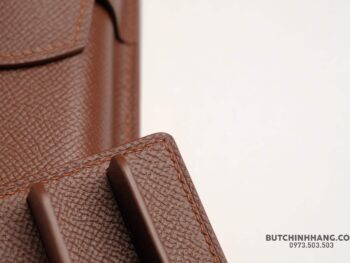 Khác hẳn với các chất liệu thường thấy của Montblanc như da bê Full Grain truyền thống, hoặc gần đây là da bê vân Saffiano thời trang. Bút Chính Hãng sẽ mang đến một lựa chọn mới, bao da Handmade chế tác từ da bò, được dập vân Epsom, với các ưu điểm như chống nước, hạn chế trầy xước, và đặc biệt dễ vệ sinh trong quá trình sử dụng. 11 Bao Da 3 Bút Handmade Nâu - Ảnh 4