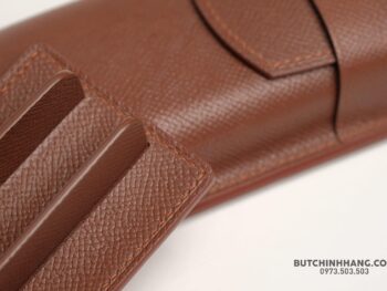 Khác hẳn với các chất liệu thường thấy của Montblanc như da bê Full Grain truyền thống, hoặc gần đây là da bê vân Saffiano thời trang. Bút Chính Hãng sẽ mang đến một lựa chọn mới, bao da Handmade chế tác từ da bò, được dập vân Epsom, với các ưu điểm như chống nước, hạn chế trầy xước, và đặc biệt dễ vệ sinh trong quá trình sử dụng. 10 Bao Da 3 Bút Handmade Nâu - Ảnh 3