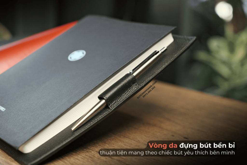 Cầm trên tay chiếc sổ da đầy sang trọng - Montblanc Meisterstück Soft Grain My Office - cam tren tay chiec so da day sang trong montblanc meisterstuck soft grain my office