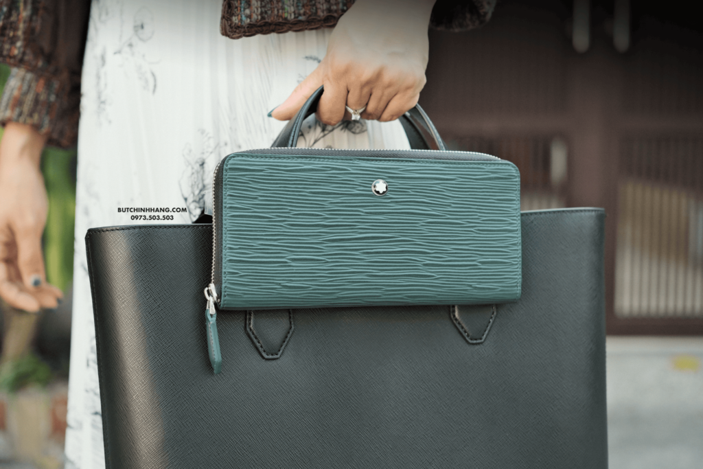 Túi đựng điện thoại Montblanc Meistertsuck 4810 Phone Pouch British Green 130940 - Thiết kế mới lạ cùng màu sắc độc đáo - tui dung dien thoai montblanc meistertsuck 4810 phone pouch british green 130940 thiet ke moi la cung mau sac doc dao