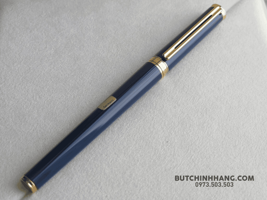 Nếu đã nhàm chán với thiết kế đơn giản của dòng Meisterstuck thì Montblanc Noblesse Oblige Gold Plate Fountain Pen là một tùy chọn mới cho những ai muốn “đổi gió” khi sử dụng bút máy Montblanc. Là dòng sản phẩm đã ngưng sản xuất từ lâu nên các chi tiết kim loại của bút Noblesse Oblige được lắc-kê vàng 18k, ngòi viết được làm thủ công hoàn toàn từ vàng 14k. Bút được thiết kế khá lớn, vừa vặn khi cầm trên tay chứ không quá nhỏ như các dòng bút bi Noblesse trước đây. Bút trong là hàng lưu kho mới nguyên. Bút ngòi size M phù hợp nhu cầu viết và ký. 2 Bút Montblanc Noblesse Oblige Blue Fountain Pen 15140 - Ảnh 2