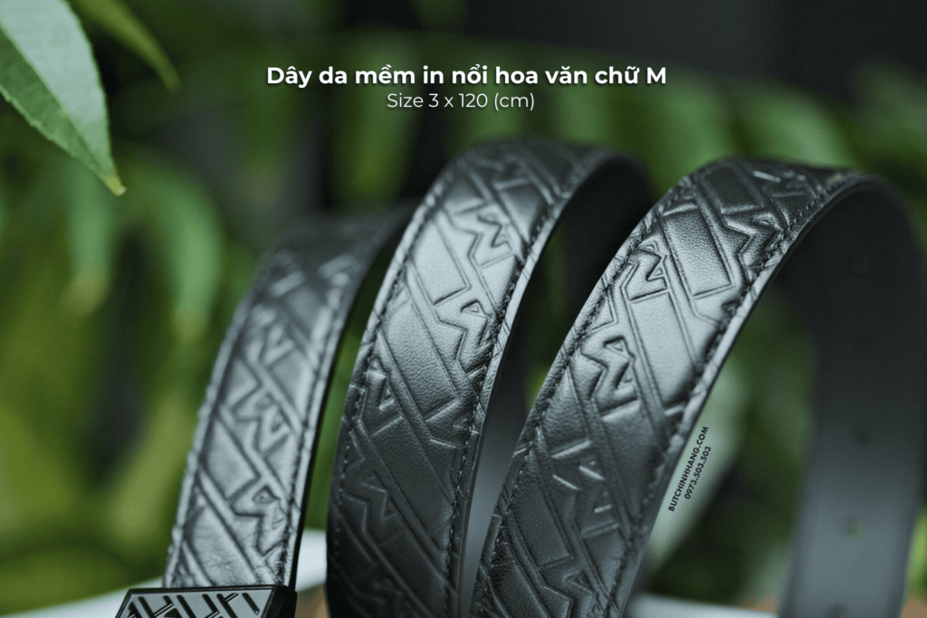 Hoa văn chữ M đại diện cho thương hiệu Montblanc trên chiếc thắt lưng 129450 - hoa van chu m dai dien cho thuong hieu montblanc tren chiec that lung 129451