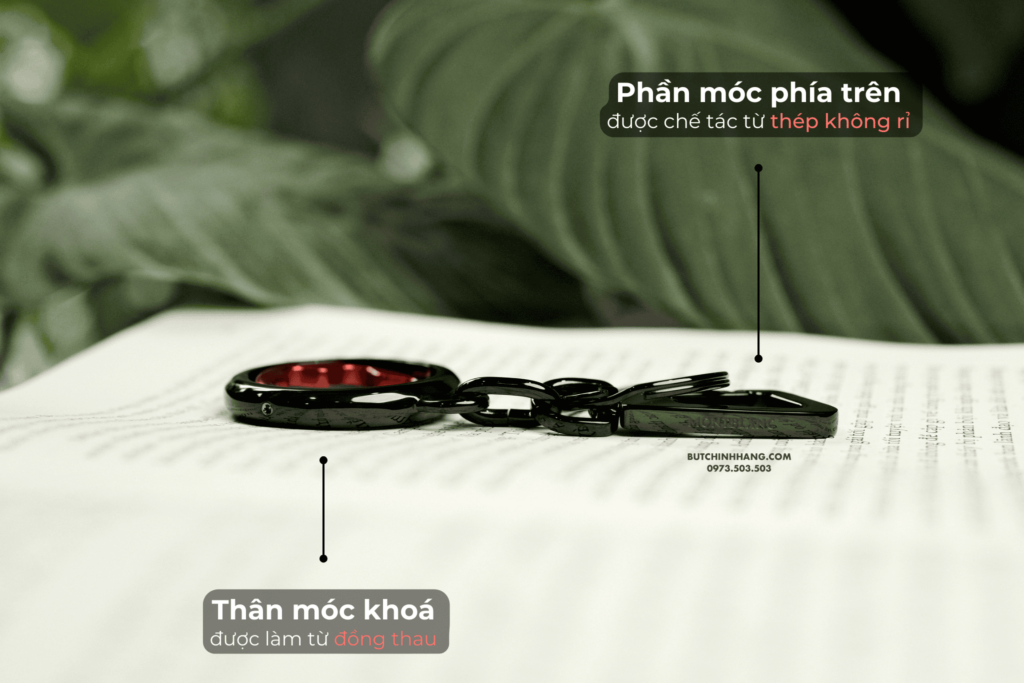 Móc chìa khoá Montblanc Meisterstück Spinning Emblem Key Fob 131107 - Mang hai màu sắc đỏ/đen - moc chia khoa montblanc meisterstuck spinning emblem key fob 131107 mang hai mau sac doden 1