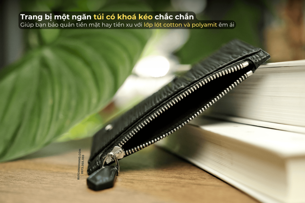 Thiết kế đặc biệt với túi khoá kéo của chiếc ví Card Holder 130931 trong BST đồ da 4810  - thiet ke dac biet voi tui khoa keo cua chiec vi card holder 130931 trong bst do da 4812
