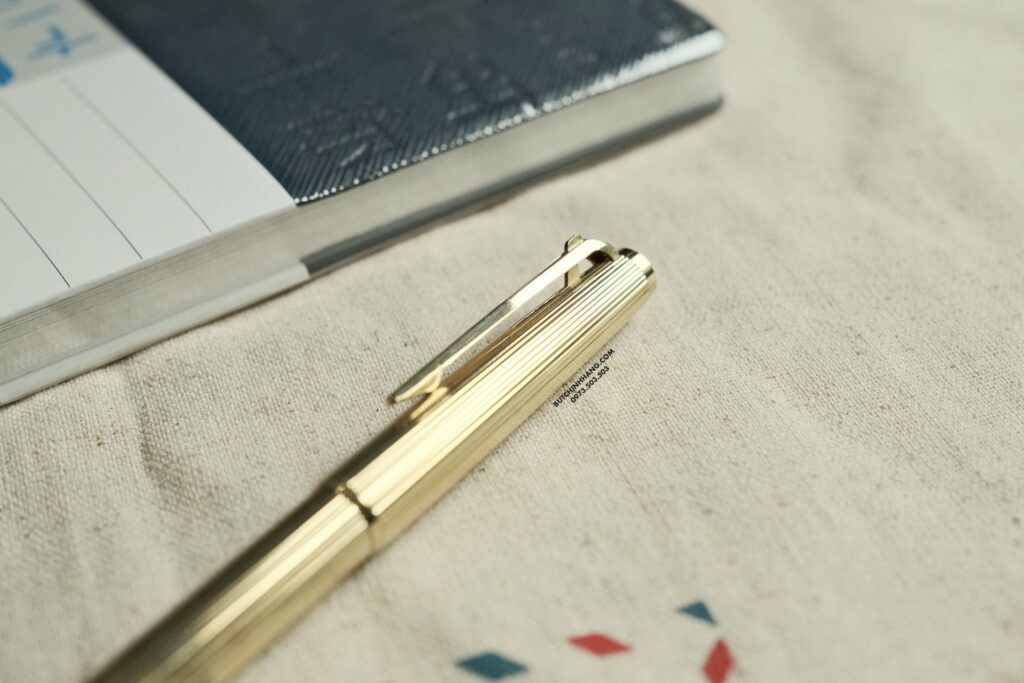 Bút Montblanc Masterpiece Meisterstuck Gold Plated Ballpoint Pen 1846 (Hàng trưng bày) - but montblanc masterpiece meisterstuck gold plated ballpoint pen 1846 hang trung bay 3