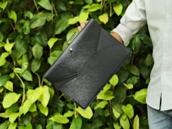 Túi cầm tay Montblanc Sartorial Envelope Pouch Black 130310 nằm trong Bộ sưu tập đồ da Montblanc Sartorial, mang trong mình sự sang trọng hiện đại với hình dáng phong thư cổ điển. Được làm từ chất liệu da in hoa văn Saffiano cao cấp, chiếc túi này có 1 ngăn chính để vừa máy tính bảng, tài liệu,... Phía sau được trang bị quai đeo và khoen kim loại, có thể dùng để gắn vào những chiếc túi lớn hơn trong bộ sưu tập. 6 Túi clutch cầm tay Montblanc Sartorial Envelope Pouch Black 130310 - tui clutch cam tay montblanc sartorial envelope pouch black 130310 scaled