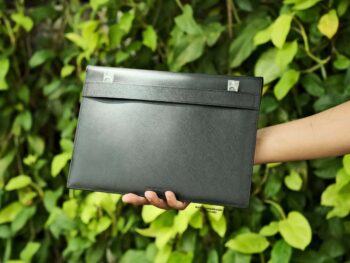 Túi cầm tay Montblanc Sartorial Envelope Pouch Black 130310 nằm trong Bộ sưu tập đồ da Montblanc Sartorial, mang trong mình sự sang trọng hiện đại với hình dáng phong thư cổ điển. Được làm từ chất liệu da in hoa văn Saffiano cao cấp, chiếc túi này có 1 ngăn chính để vừa máy tính bảng, tài liệu,... Phía sau được trang bị quai đeo và khoen kim loại, có thể dùng để gắn vào những chiếc túi lớn hơn trong bộ sưu tập. 8 Túi clutch cầm tay Montblanc Sartorial Envelope Pouch Black 130310 - tui clutch cam tay montblanc sartorial envelope pouch black 130312 scaled