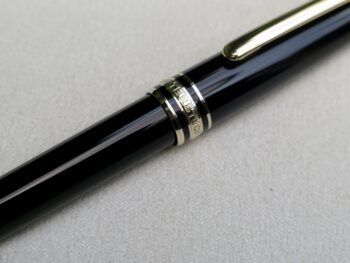 Bút máy Meisterstuck 144 Classique Fountain Pen là mẫu bút máy phổ biến thuộc dòng classique nổi tiếng. Mẫu bút này hiện đã ngưng sản xuất và được thay thế bằng dòng Meisterstuck 145. 12 Bút Montblanc Meisterstuck 144 Classique Fountain Pen (Bút Qua Sử Dụng) - but montblanc meisterstuck 144 classique fountain pen but qua su dung 1