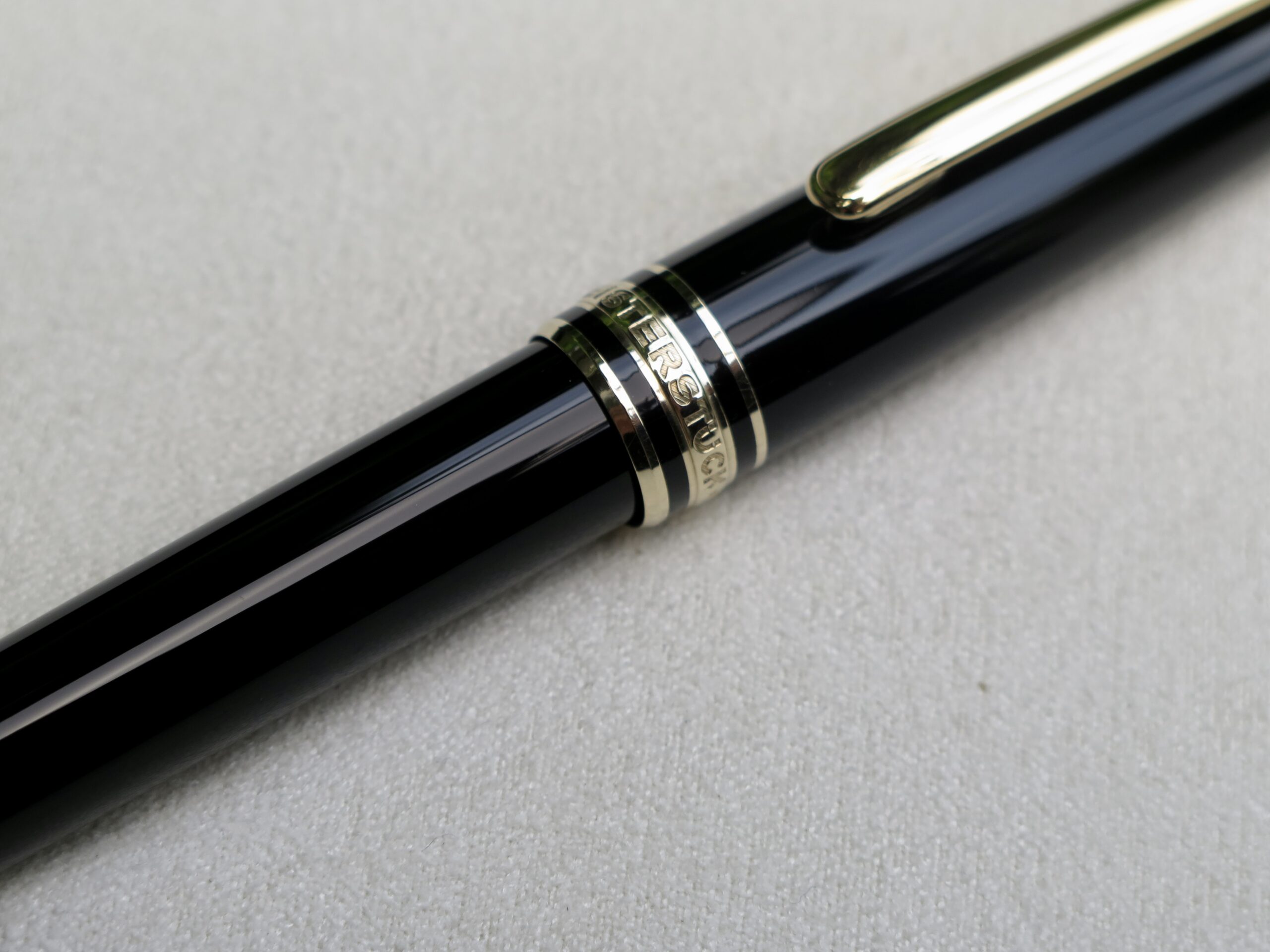 Bút máy Meisterstuck 144 Classique Fountain Pen là mẫu bút máy phổ biến thuộc dòng classique nổi tiếng. Mẫu bút này hiện đã ngưng sản xuất và được thay thế bằng dòng Meisterstuck 145. 6 Bút Montblanc Meisterstuck 144 Classique Fountain Pen (Bút Qua Sử Dụng) - Ảnh 6