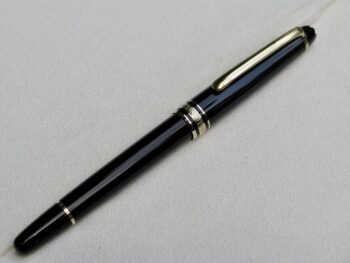 Bút máy Meisterstuck 144 Classique Fountain Pen là mẫu bút máy phổ biến thuộc dòng classique nổi tiếng. Mẫu bút này hiện đã ngưng sản xuất và được thay thế bằng dòng Meisterstuck 145. 11 Bút Montblanc Meisterstuck 144 Classique Fountain Pen (Bút Qua Sử Dụng) - but montblanc meisterstuck 144 classique fountain pen but qua su dung 2