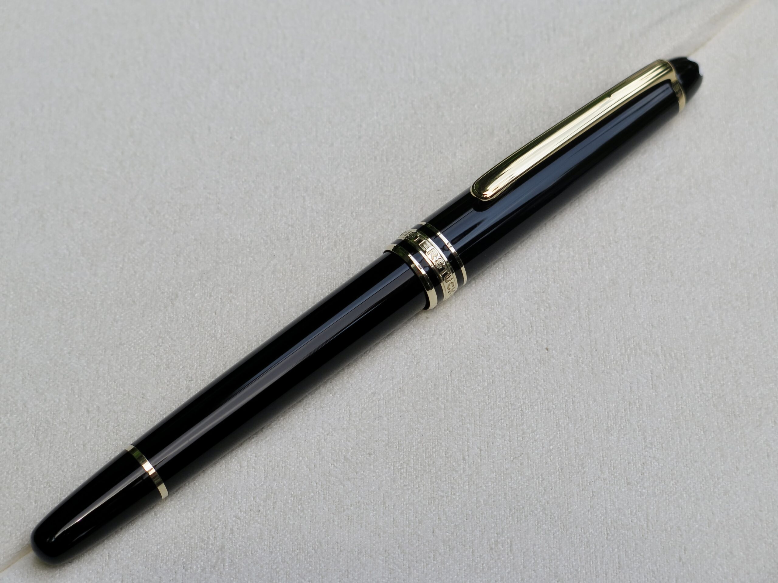 Bút máy Meisterstuck 144 Classique Fountain Pen là mẫu bút máy phổ biến thuộc dòng classique nổi tiếng. Mẫu bút này hiện đã ngưng sản xuất và được thay thế bằng dòng Meisterstuck 145. 5 Bút Montblanc Meisterstuck 144 Classique Fountain Pen (Bút Qua Sử Dụng) - Ảnh 5