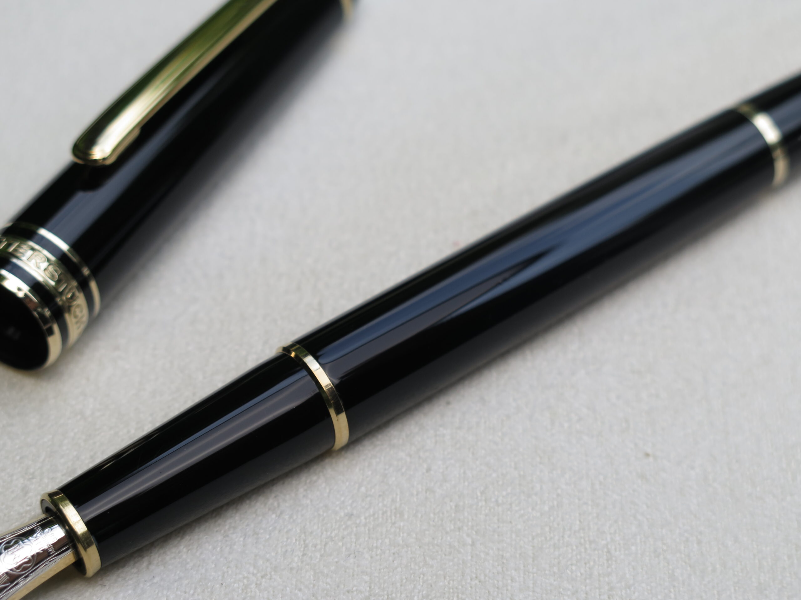 Bút máy Meisterstuck 144 Classique Fountain Pen là mẫu bút máy phổ biến thuộc dòng classique nổi tiếng. Mẫu bút này hiện đã ngưng sản xuất và được thay thế bằng dòng Meisterstuck 145. 4 Bút Montblanc Meisterstuck 144 Classique Fountain Pen (Bút Qua Sử Dụng) - Ảnh 4