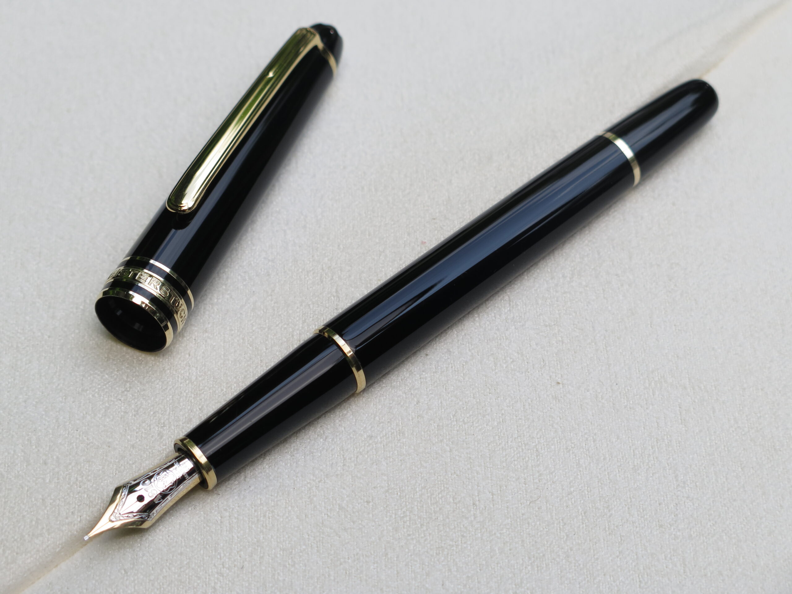 Bút máy Meisterstuck 144 Classique Fountain Pen là mẫu bút máy phổ biến thuộc dòng classique nổi tiếng. Mẫu bút này hiện đã ngưng sản xuất và được thay thế bằng dòng Meisterstuck 145. 1 Bút Montblanc Meisterstuck 144 Classique Fountain Pen (Bút Qua Sử Dụng)