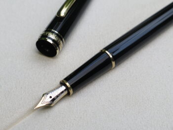 Bút máy Meisterstuck 144 Classique Fountain Pen là mẫu bút máy phổ biến thuộc dòng classique nổi tiếng. Mẫu bút này hiện đã ngưng sản xuất và được thay thế bằng dòng Meisterstuck 145. 9 Bút Montblanc Meisterstuck 144 Classique Fountain Pen (Bút Qua Sử Dụng) - but montblanc meisterstuck 144 classique fountain pen but qua su dung 5