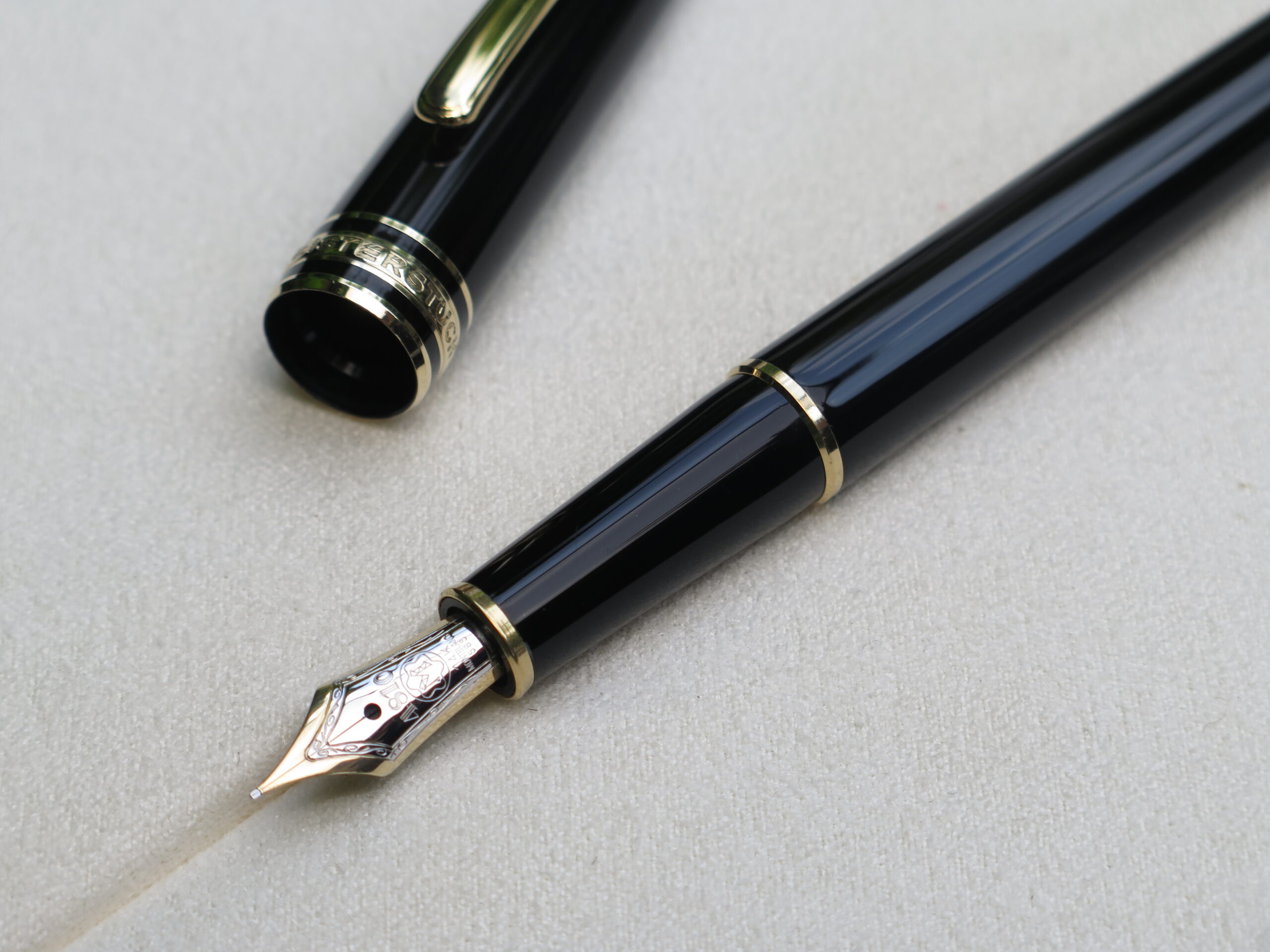 Bút máy Meisterstuck 144 Classique Fountain Pen là mẫu bút máy phổ biến thuộc dòng classique nổi tiếng. Mẫu bút này hiện đã ngưng sản xuất và được thay thế bằng dòng Meisterstuck 145. 3 Bút Montblanc Meisterstuck 144 Classique Fountain Pen (Bút Qua Sử Dụng) - Ảnh 3
