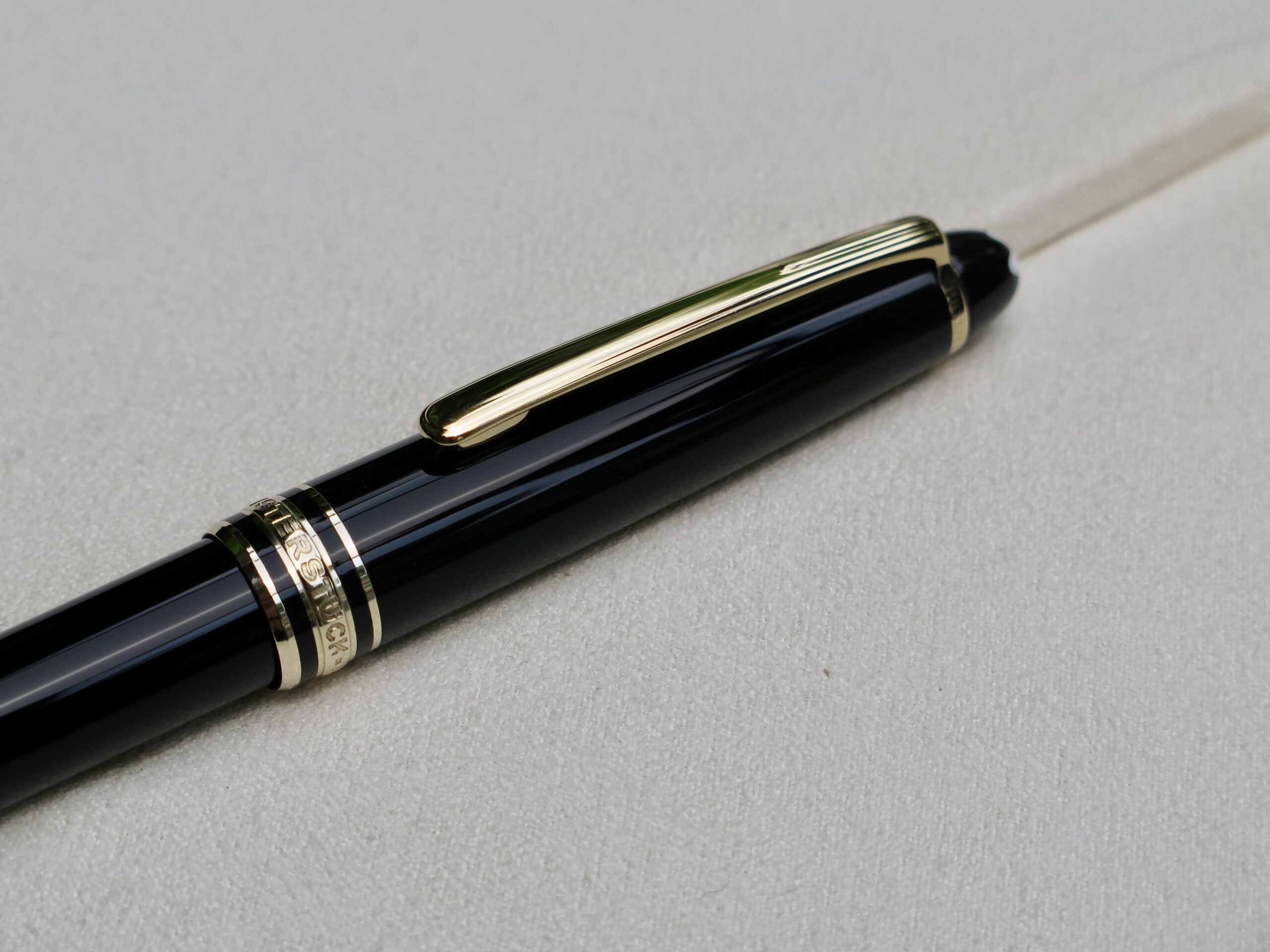 Bút máy Meisterstuck 144 Classique Fountain Pen là mẫu bút máy phổ biến thuộc dòng classique nổi tiếng. Mẫu bút này hiện đã ngưng sản xuất và được thay thế bằng dòng Meisterstuck 145. 7 Bút Montblanc Meisterstuck 144 Classique Fountain Pen (Bút Qua Sử Dụng) - Ảnh 7