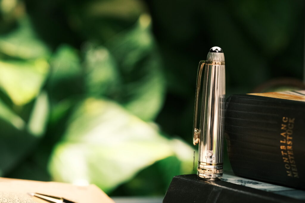 Được sản xuất từ những năm đầu thập niên 2000, đây là một trong số ít những mẫu Meisterstück Solitaire còn sót lại trên thị trường, dành cho những ai thực sự trân trọng giá trị của thời gian và chế tác thủ công. 18 Bút Montblanc Meisterstuck Solitaire Sterling Silver Vermeil Rollerball Pen 17279 - DSCF0929