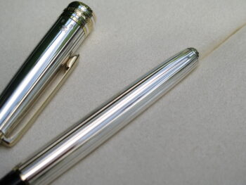 Được sản xuất từ những năm đầu thập niên 2000, đây là một trong số ít những mẫu Meisterstück Solitaire còn sót lại trên thị trường, dành cho những ai thực sự trân trọng giá trị của thời gian và chế tác thủ công. 7 Bút Montblanc Meisterstuck Solitaire Sterling Silver Vermeil Rollerball Pen 17279 - Ảnh 3