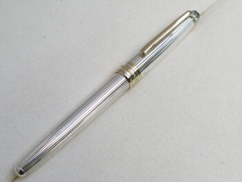 Được sản xuất từ những năm đầu thập niên 2000, đây là một trong số ít những mẫu Meisterstück Solitaire còn sót lại trên thị trường, dành cho những ai thực sự trân trọng giá trị của thời gian và chế tác thủ công. 9 Bút Montblanc Meisterstuck Solitaire Sterling Silver Vermeil Rollerball Pen 17279 - Ảnh 5