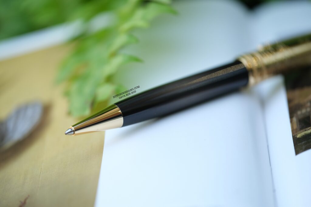 Montblanc Meisterstück Around the World in 80 Days Doué Classique Ballpoint Pen 128483 là dòng sản phẩm được lấy cảm hứng từ cuốn tiểu thuyết phiêu lưu nổi tiếng của nhà văn người Pháp Jules Verne. 29 Bút Montblanc Meisterstuck Doue Around the World in 80 days Ballpoint Pen 128483 - 12
